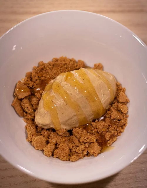 Pepperkakeis med klementinsaus