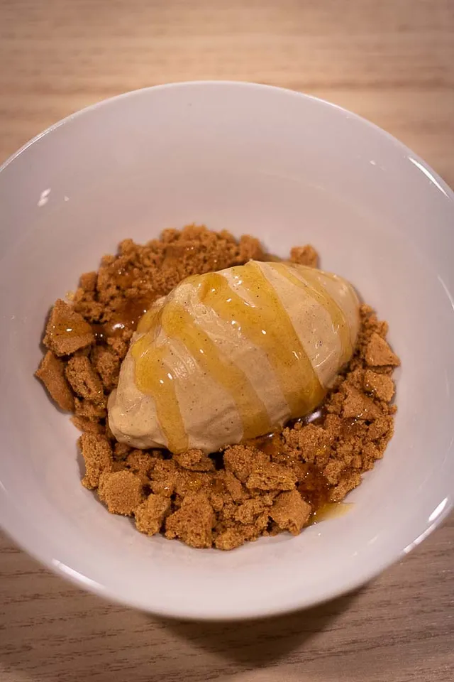 Pepperkakeis med klementinsaus