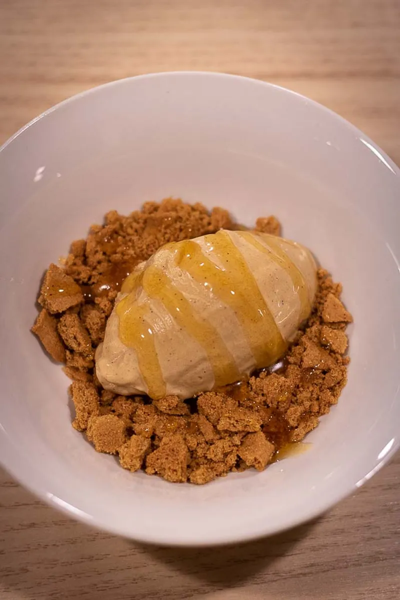 Pepperkakeis med klementinsaus